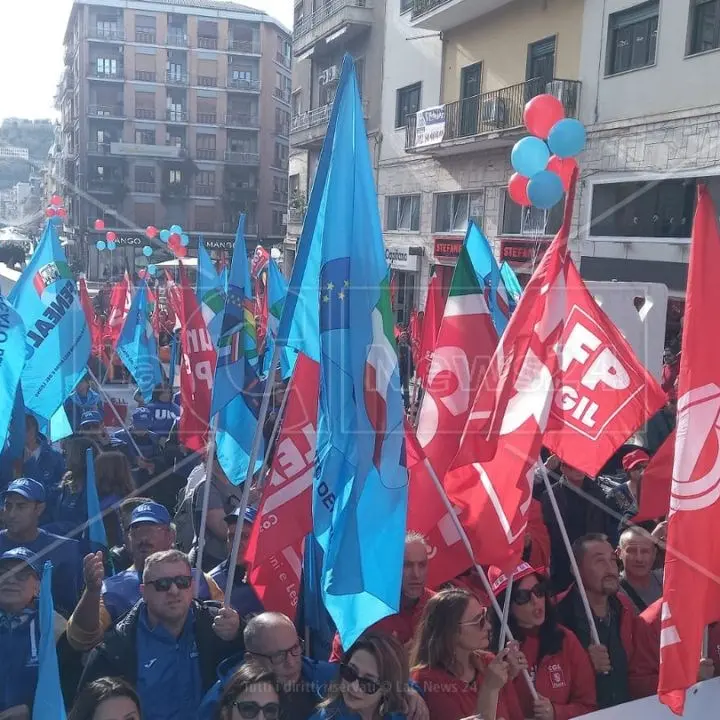 Cosenza, Cgil e Uil in piazza per la giornata di sciopero generale
