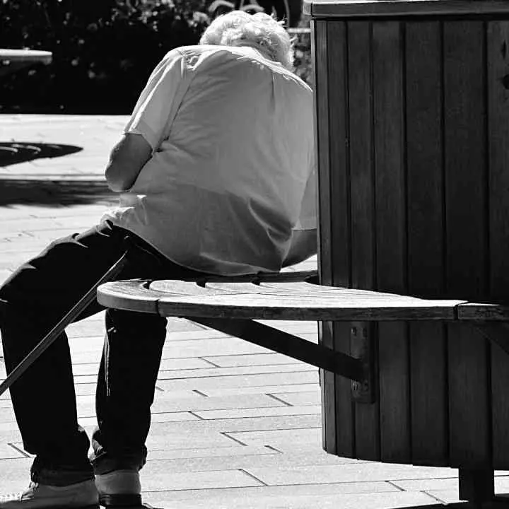 Italiani popolo di sonnambuli, inerti e impauriti mentre il Paese invecchia e si spopola: l’analisi del Censis