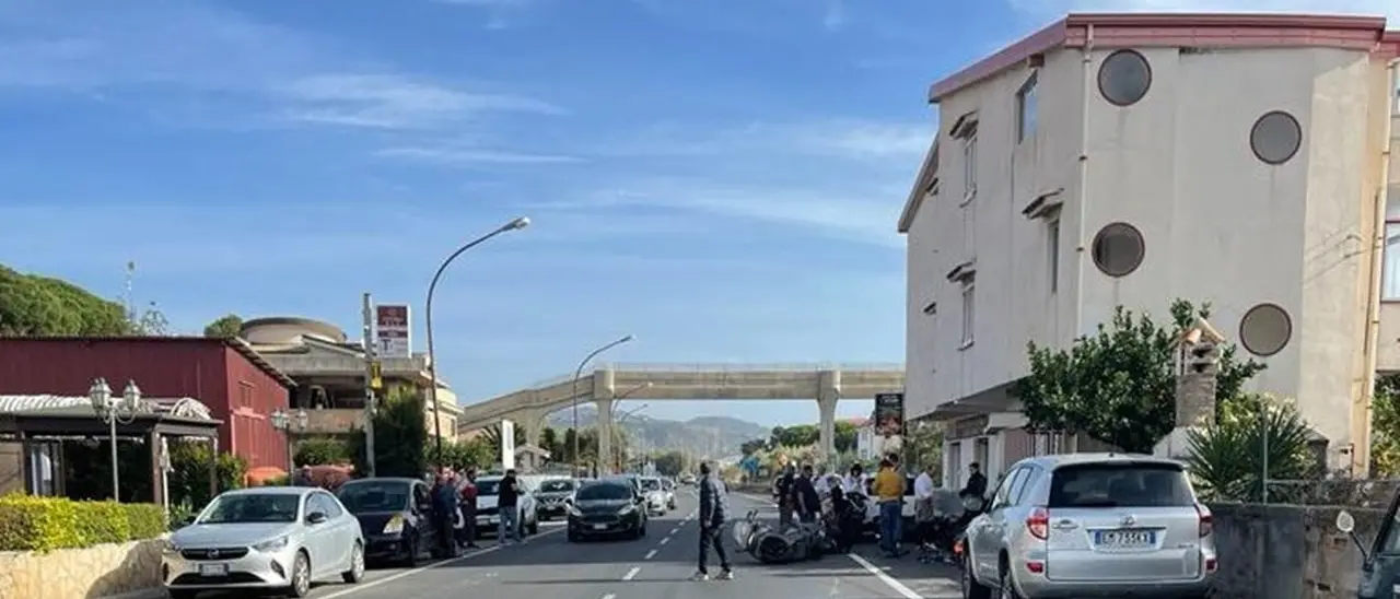 Ancora un incidente sulla statale 106, c’è un morto: travolto mentre viaggiava a bordo del suo scooter