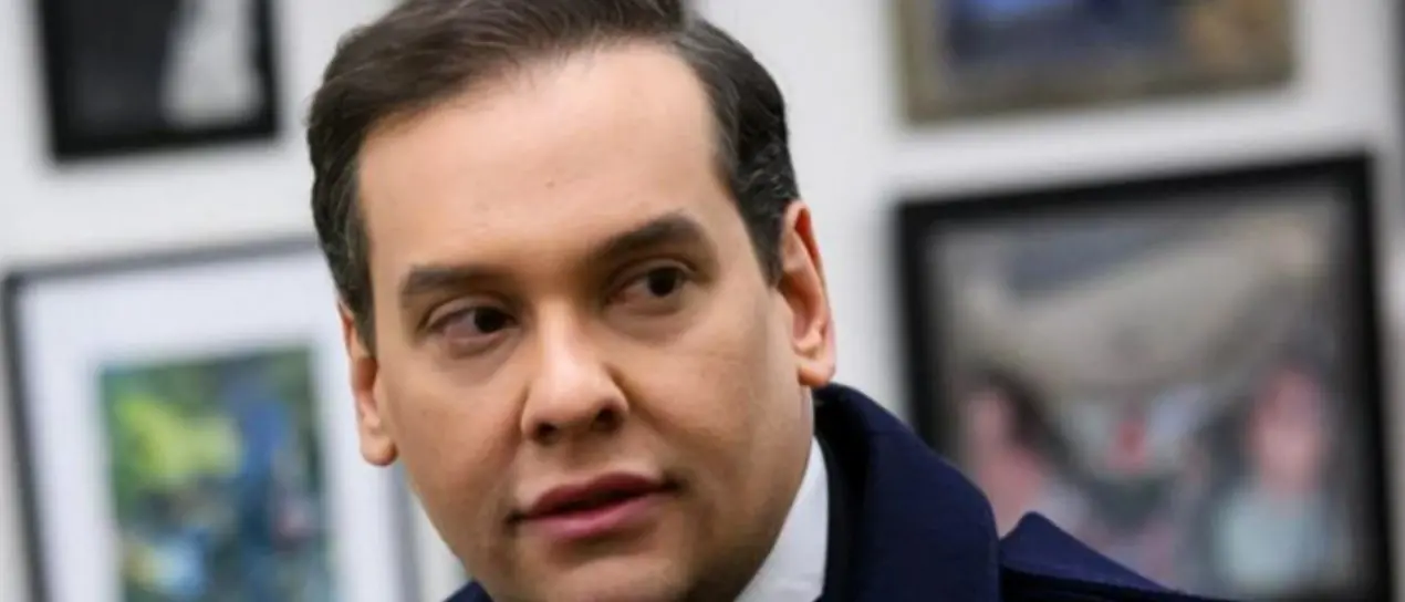 La Camera Usa espelle il deputato George Santos: spendeva i soldi donati dagli elettori in casinò e negozi di lusso