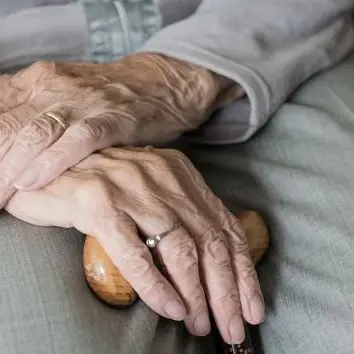 Assistenza ai non autosufficienti, da Cirò il grido d’aiuto di un figlio: «Soli non ce la facciamo, il territorio ha bisogno di strutture»