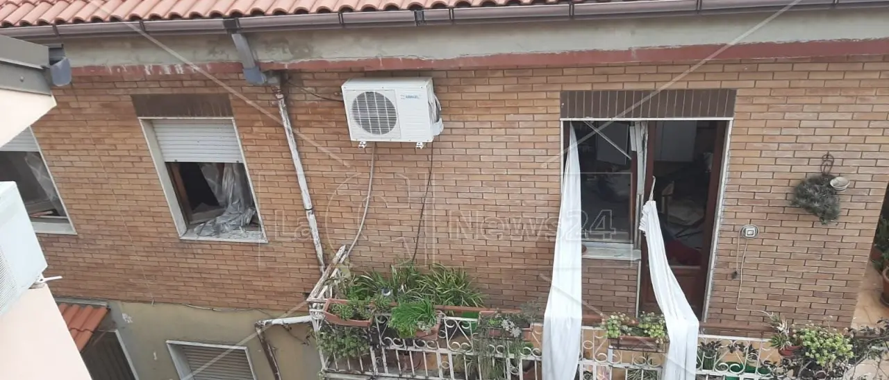 Esplode un termocamino a Zungri, devastata un’abitazione in pieno centro: «Sembrava una bomba»