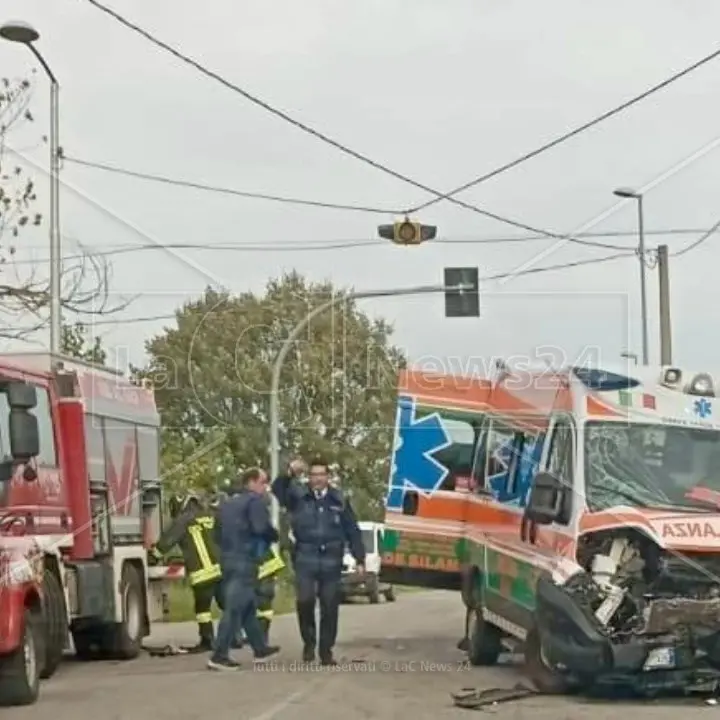 Grave incidente a Bisignano, scontro tra un’auto e un’ambulanza: una donna portata in ospedale in elisoccorso