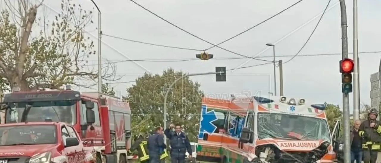 Grave incidente a Bisignano, scontro tra un’auto e un’ambulanza: una donna portata in ospedale in elisoccorso