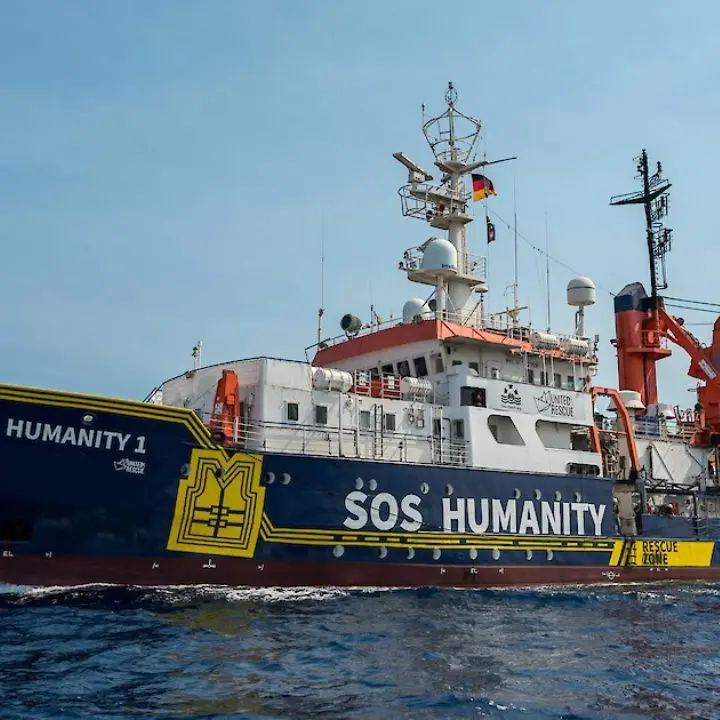 Arrivati a Crotone i 200 migranti salvati dalla nave Humanity 1, ci sono anche due neonati