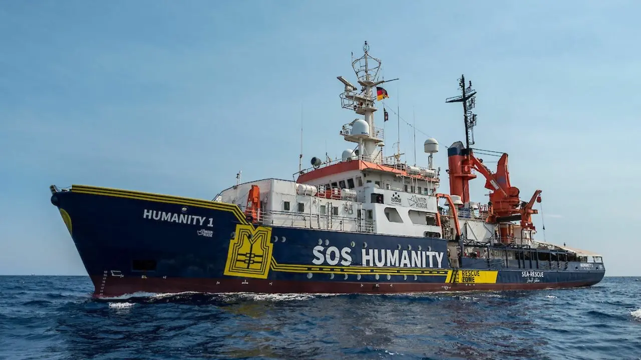 Arrivati a Crotone i 200 migranti salvati dalla nave Humanity 1, ci sono anche due neonati