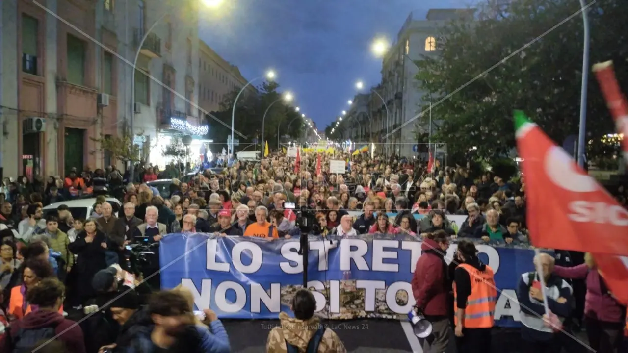 In migliaia sfilano a Messina per dire no al Ponte: sfida a Salvini ma senza i sindaci di Reggio e Villa San Giovanni