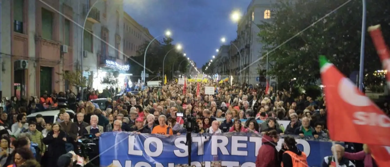 In migliaia sfilano a Messina per dire no al Ponte: sfida a Salvini ma senza i sindaci di Reggio e Villa San Giovanni