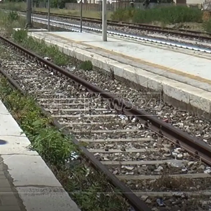 Treni vecchi, poche corse e binario unico: le ferrovie di Calabria e Sicilia che aspettano il Ponte sullo Stretto