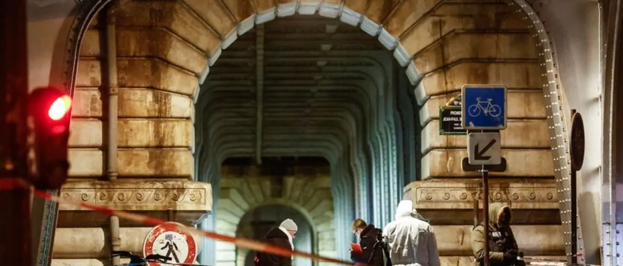 Terrore a Parigi, si lancia contro la folla al grido di «Allah Akbar» e uccide a martellate un uomo