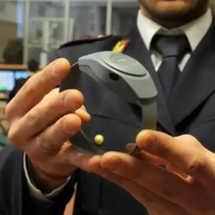 Crotone, manda l’ex compagna al pronto soccorso: scatta il divieto di avvicinamento e il braccialetto elettronico per un 40enne