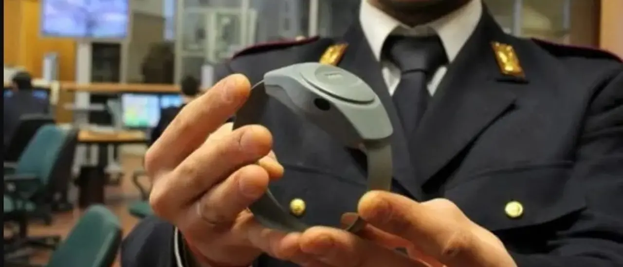 Crotone, manda l’ex compagna al pronto soccorso: scatta il divieto di avvicinamento e il braccialetto elettronico per un 40enne