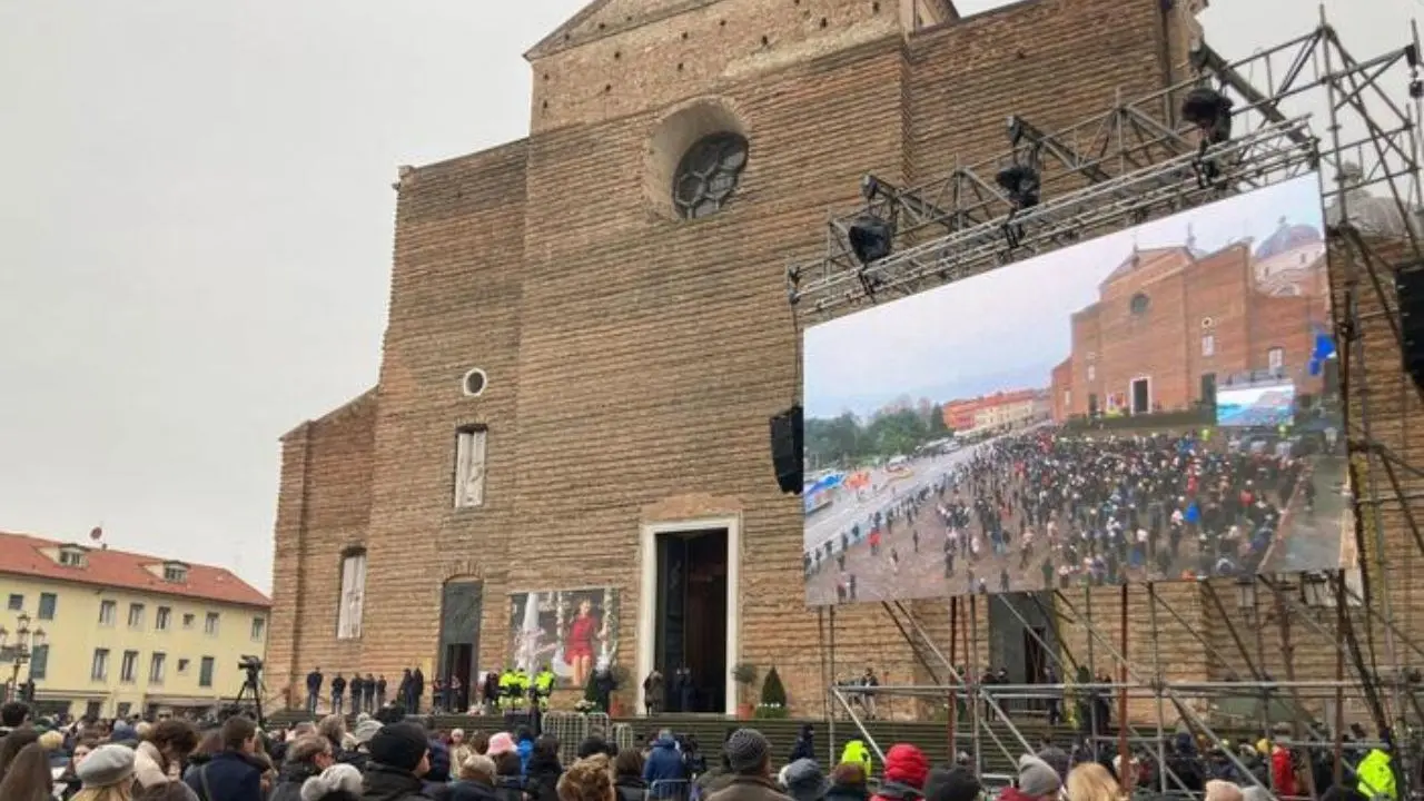 I funerali di Giulia Cecchettin a Padova, il papà Gino: «Grazie per questi 22 anni»