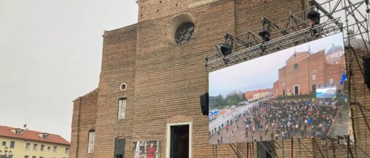 I funerali di Giulia Cecchettin a Padova, il papà Gino: «Grazie per questi 22 anni»