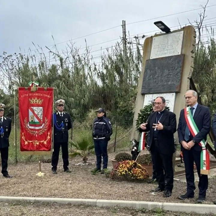 Travolti e uccisi da un’auto, 13 anni dopo Lamezia ricorda gli 8 ciclisti morti in strada