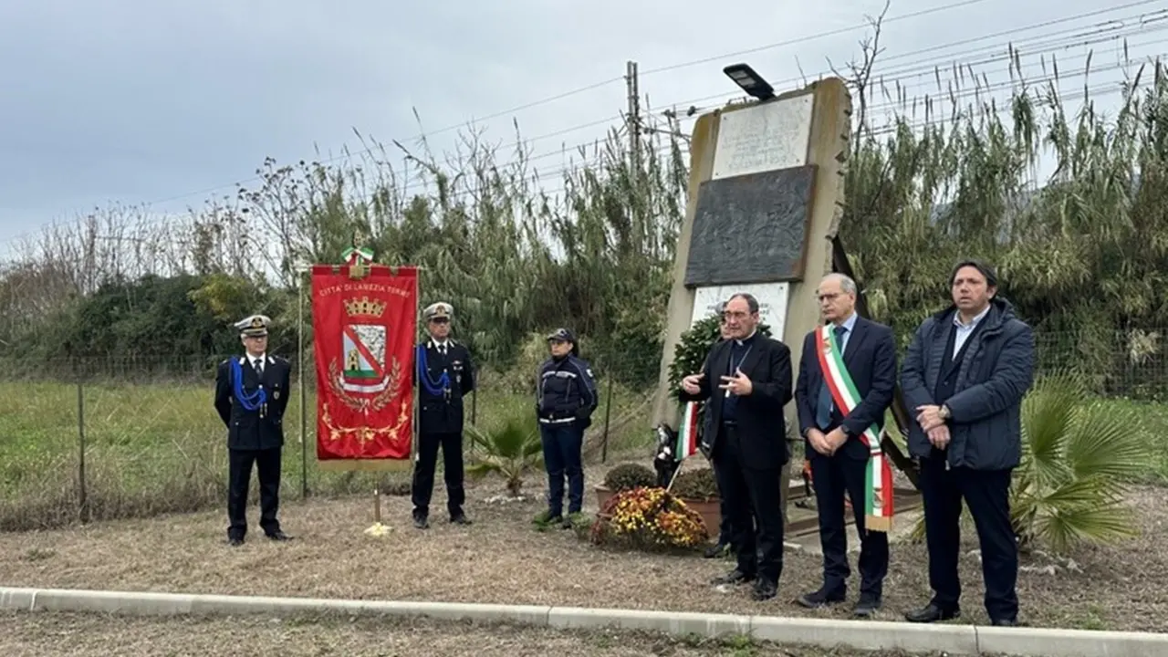 Travolti e uccisi da un’auto, 13 anni dopo Lamezia ricorda gli 8 ciclisti morti in strada