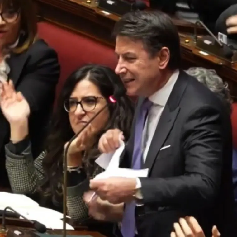 Salario minimo, bocciato l’emendamento delle opposizioni. Conte straccia il testo: «Vergognatevi»