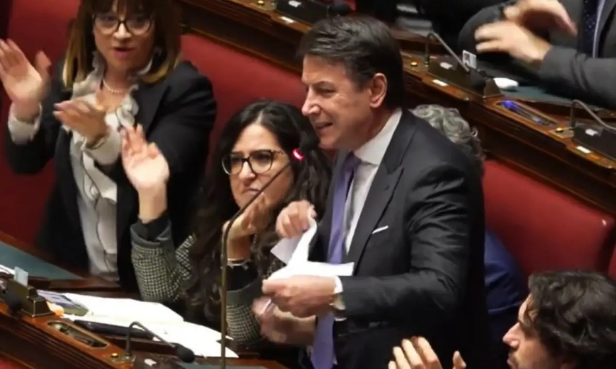 Salario minimo, bocciato l’emendamento delle opposizioni. Conte straccia il testo: «Vergognatevi»