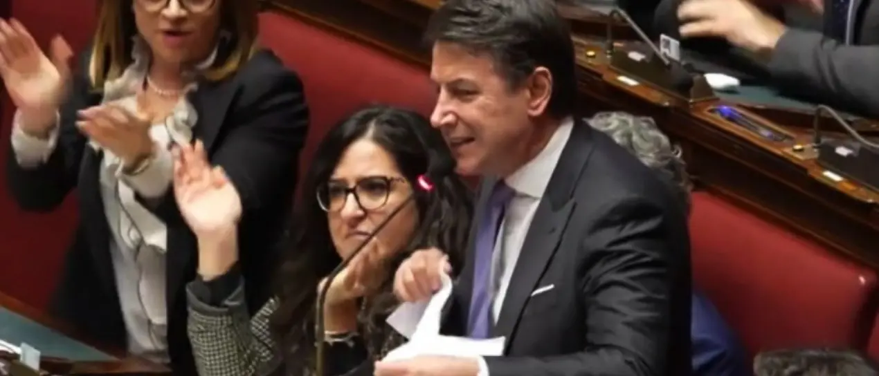 Salario minimo, bocciato l’emendamento delle opposizioni. Conte straccia il testo: «Vergognatevi»