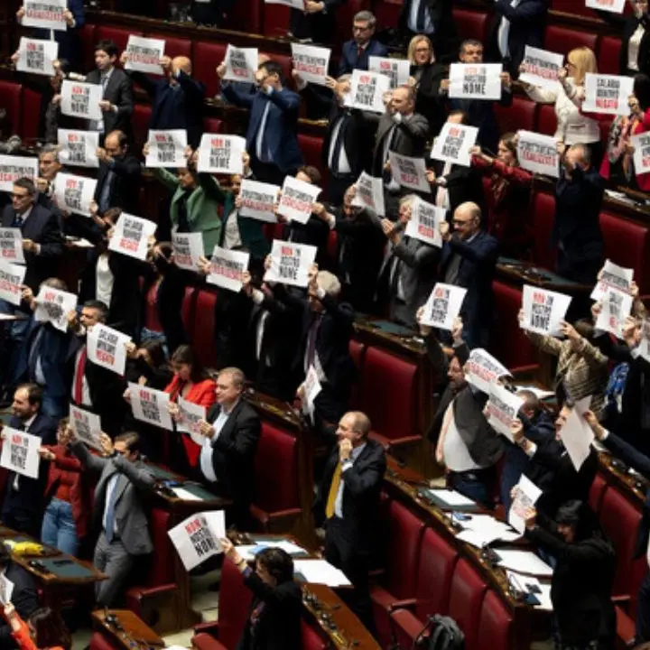 Salario minimo, arriva l’ok della Camera alla delega al governo. Bagarre in aula