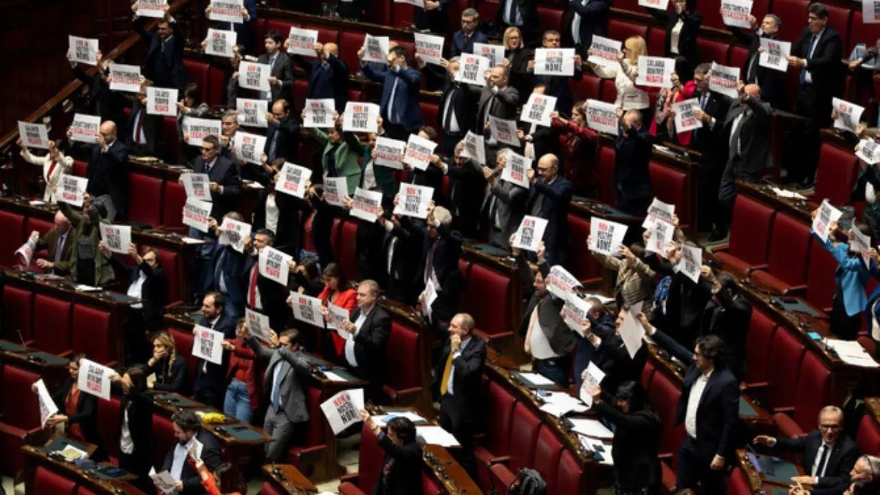 Salario minimo, arriva l’ok della Camera alla delega al governo. Bagarre in aula