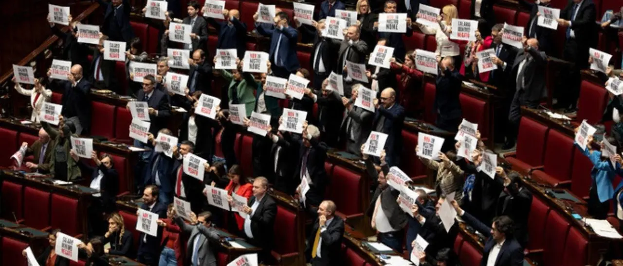 Salario minimo, arriva l’ok della Camera alla delega al governo. Bagarre in aula