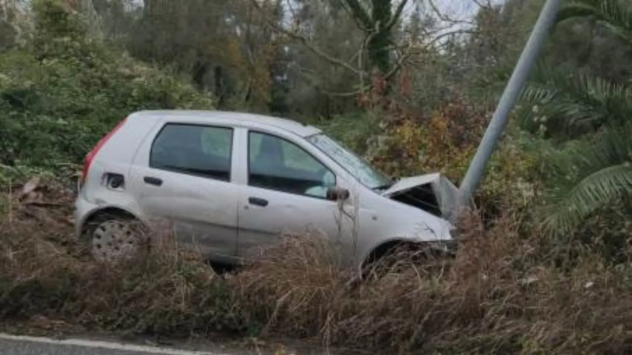 Tragico incidente nel Reggino, auto esce di strada e si schianta contro un palo della luce: morto un 52enne