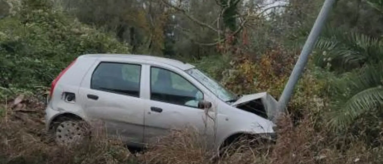 Tragico incidente nel Reggino, auto esce di strada e si schianta contro un palo della luce: morto un 52enne