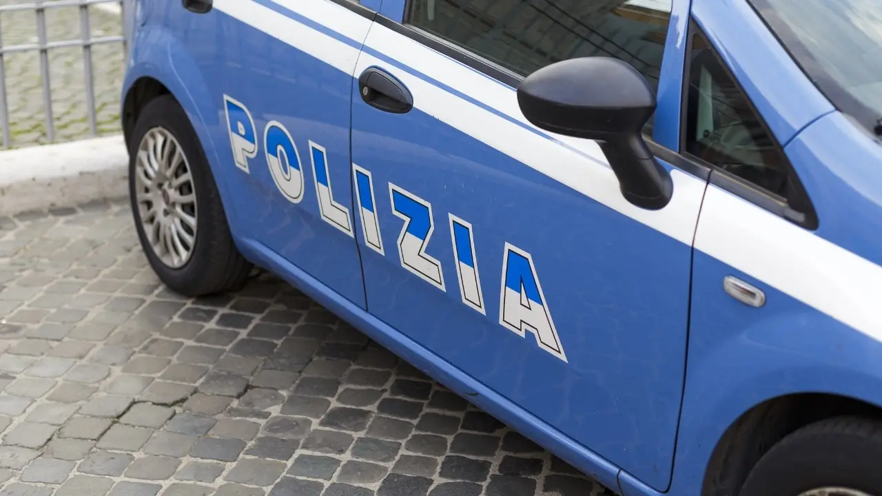 Corigliano Rossano, prima calci e pugni e poi minaccia la moglie con un coltello: arrestato 40enne