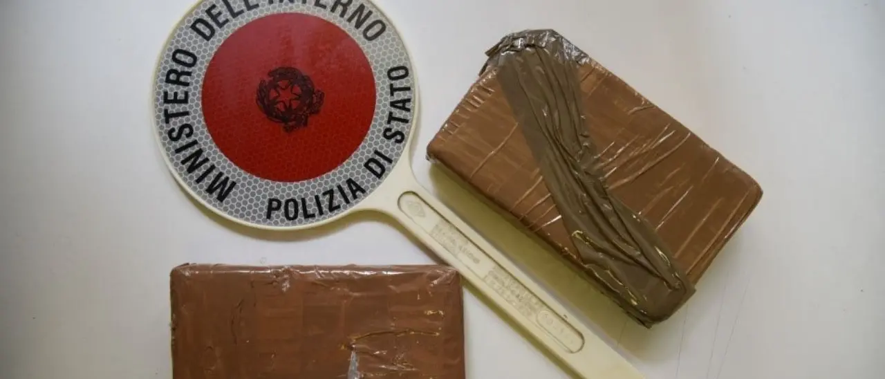 Crotone, nascondeva un chilogrammo di eroina in un’officina: arrestato 55enne