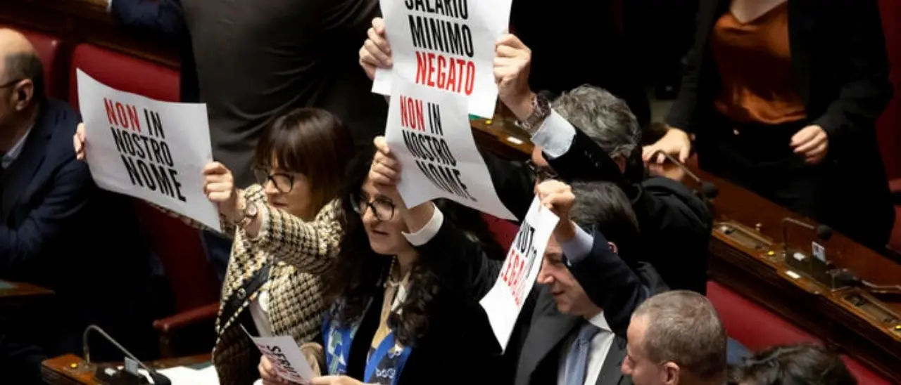 Stop al salario minimo, la Camera approva la delega al governo: urla e cartelli in aula
