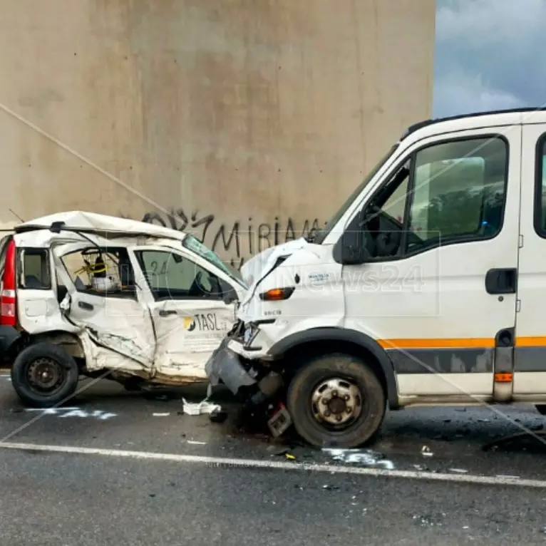 Incidente nel Vibonese, scontro tra un’auto e un camion in località Angitola: un ferito grave