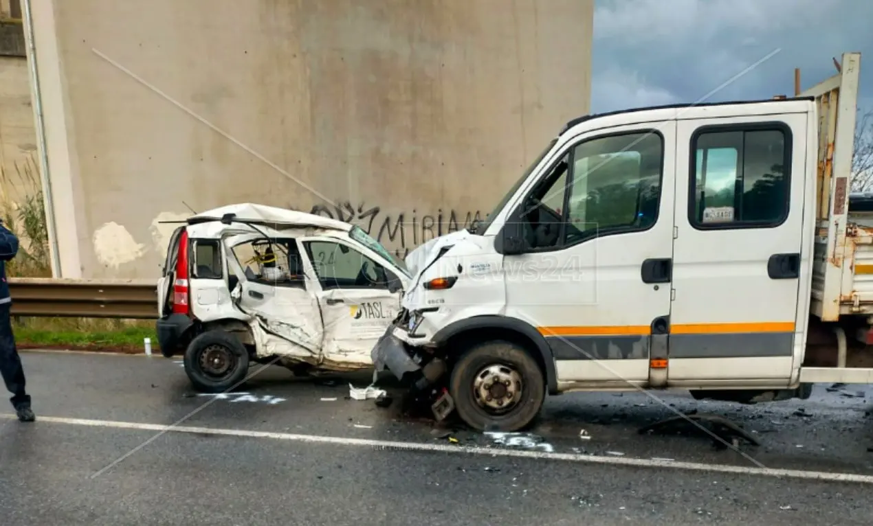 Incidente nel Vibonese, scontro tra un’auto e un camion in località Angitola: un ferito grave