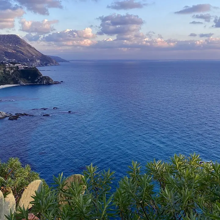 La Calabria attrae per il mare ma non solo: ecco cosa amano fare i turisti nelle cinque province