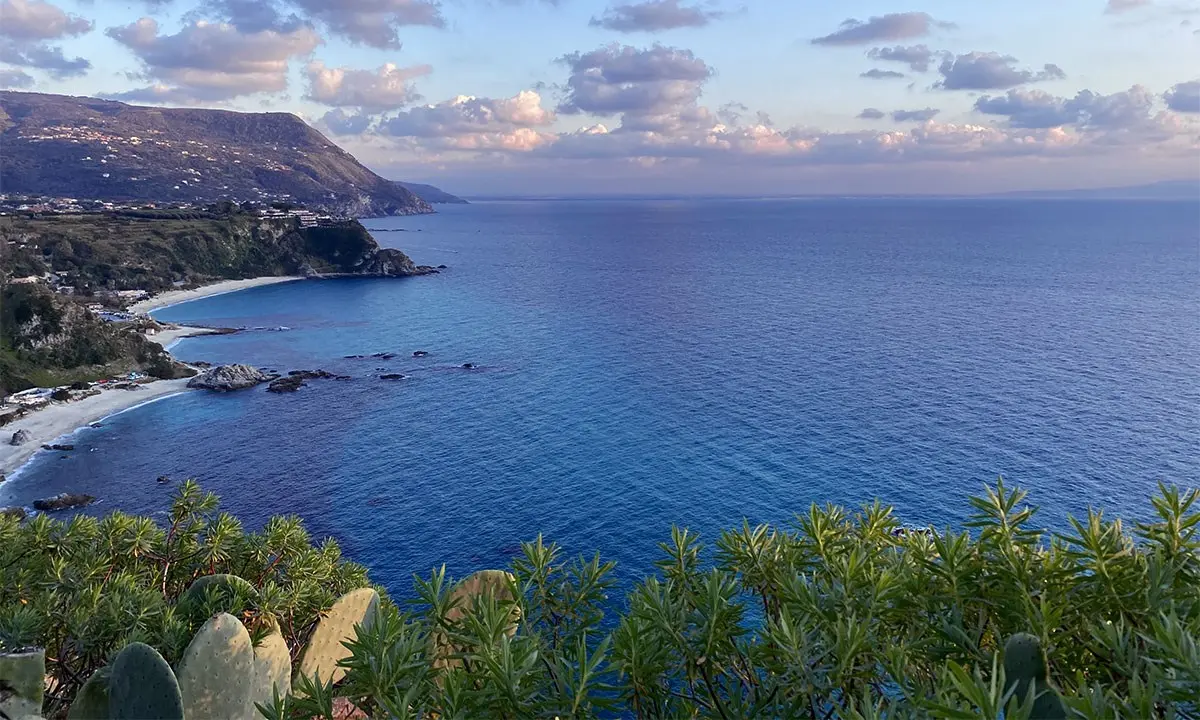 La Calabria attrae per il mare ma non solo: ecco cosa amano fare i turisti nelle cinque province