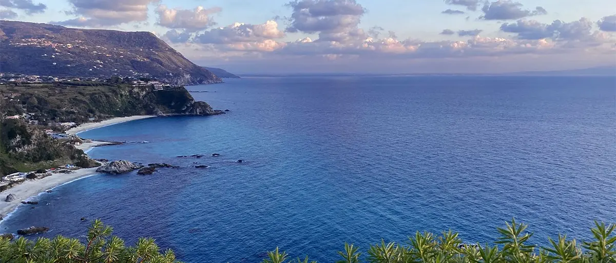 La Calabria attrae per il mare ma non solo: ecco cosa amano fare i turisti nelle cinque province