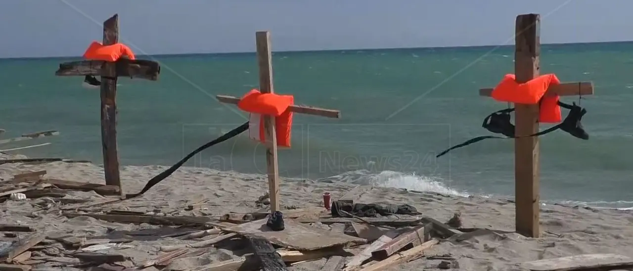 Arrestato il sesto scafista, la testimonianza di un superstite: «Era lui al timone al momento del naufragio»