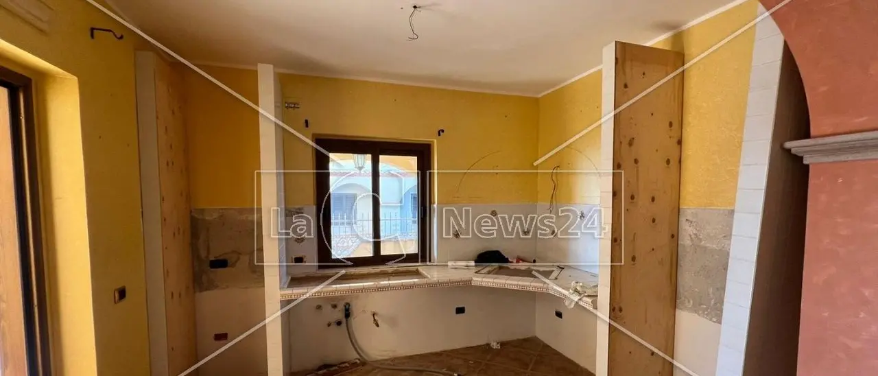 Danni per 40-50mila euro, il blitz di una “squadraccia” per distruggere la Casa della Legalità a Isola Capo Rizzuto