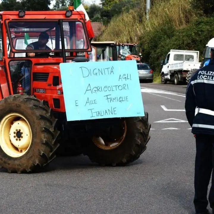 Bloccato lo svincolo autostradale di Pizzo: gli agricoltori tornano in strada con i trattori per protestare