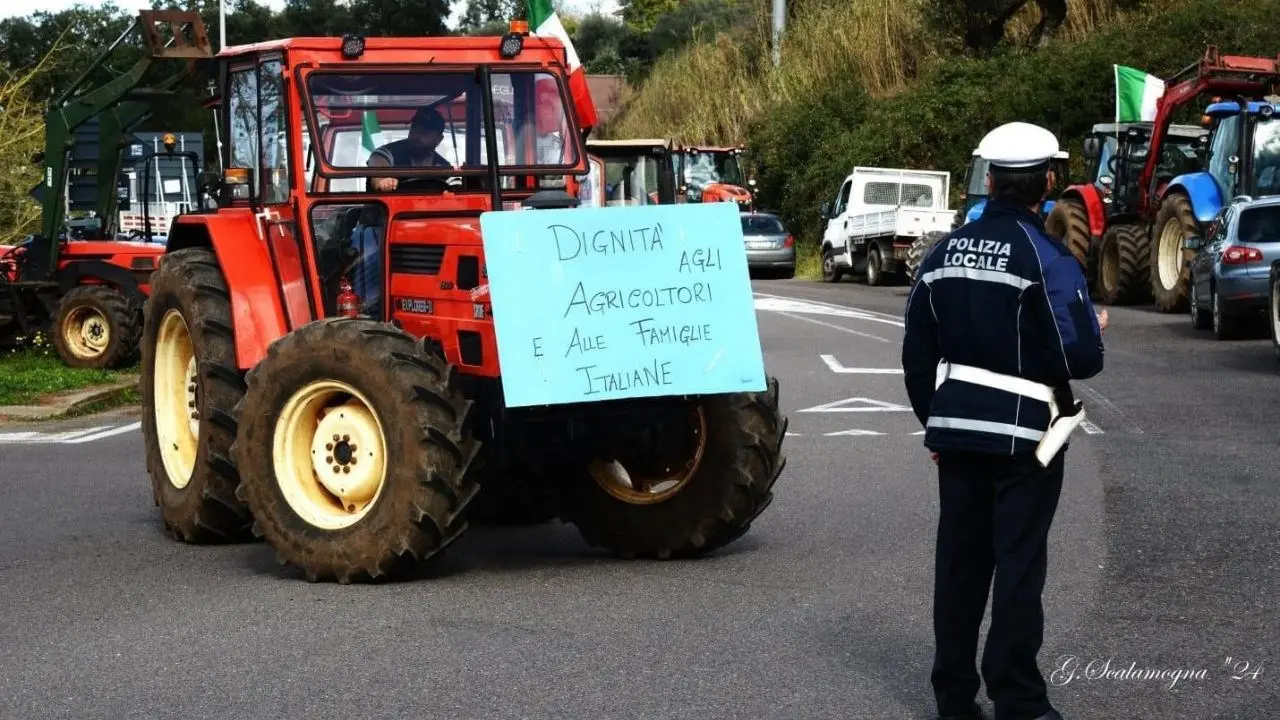 Bloccato lo svincolo autostradale di Pizzo: gli agricoltori tornano in strada con i trattori per protestare