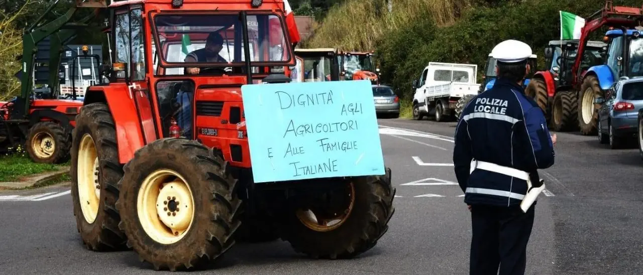 Bloccato lo svincolo autostradale di Pizzo: gli agricoltori tornano in strada con i trattori per protestare