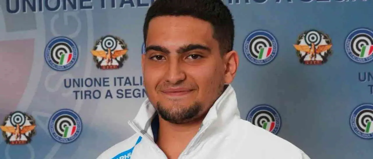 La Questura revoca il porto d’armi al campione calabrese di tiro a segno, i giudici glielo restituiscono: la disavventura di Mattia Scodes