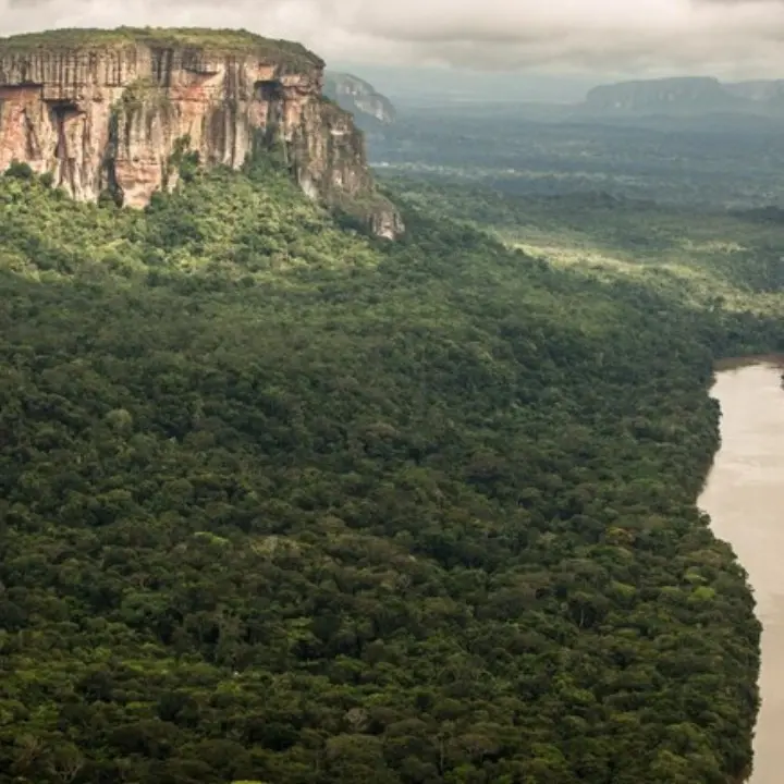 Incidente aereo in Ecuador, precipita elicottero militare: otto morti