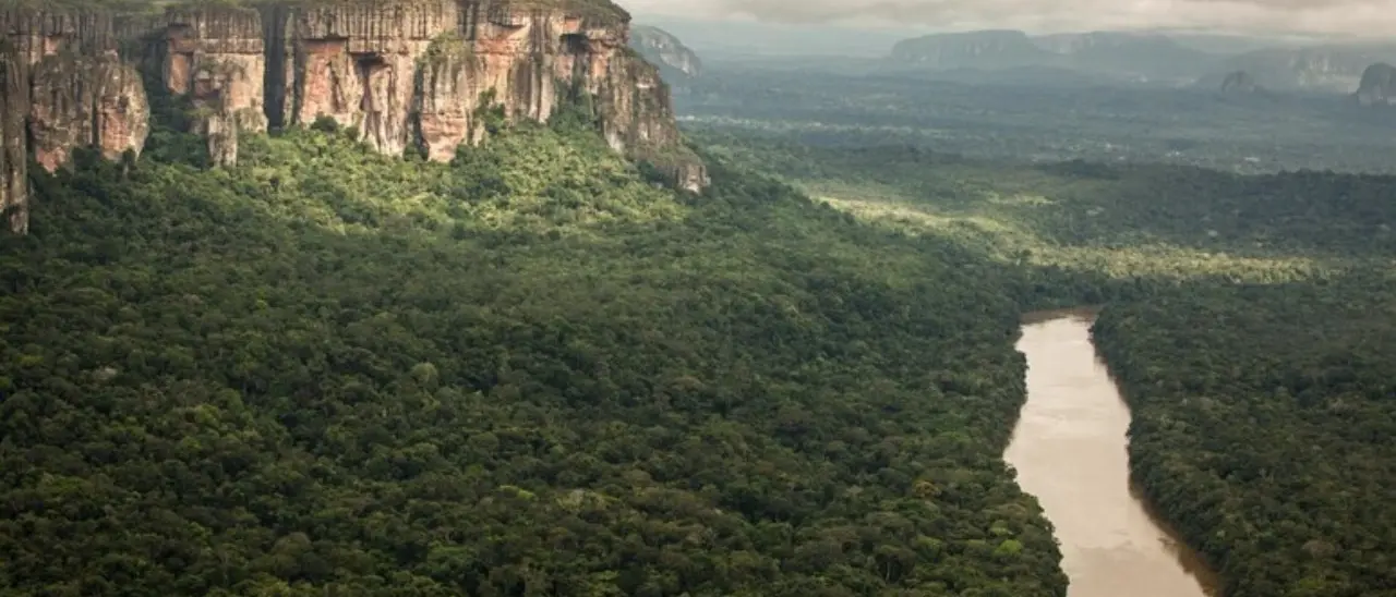Incidente aereo in Ecuador, precipita elicottero militare: otto morti