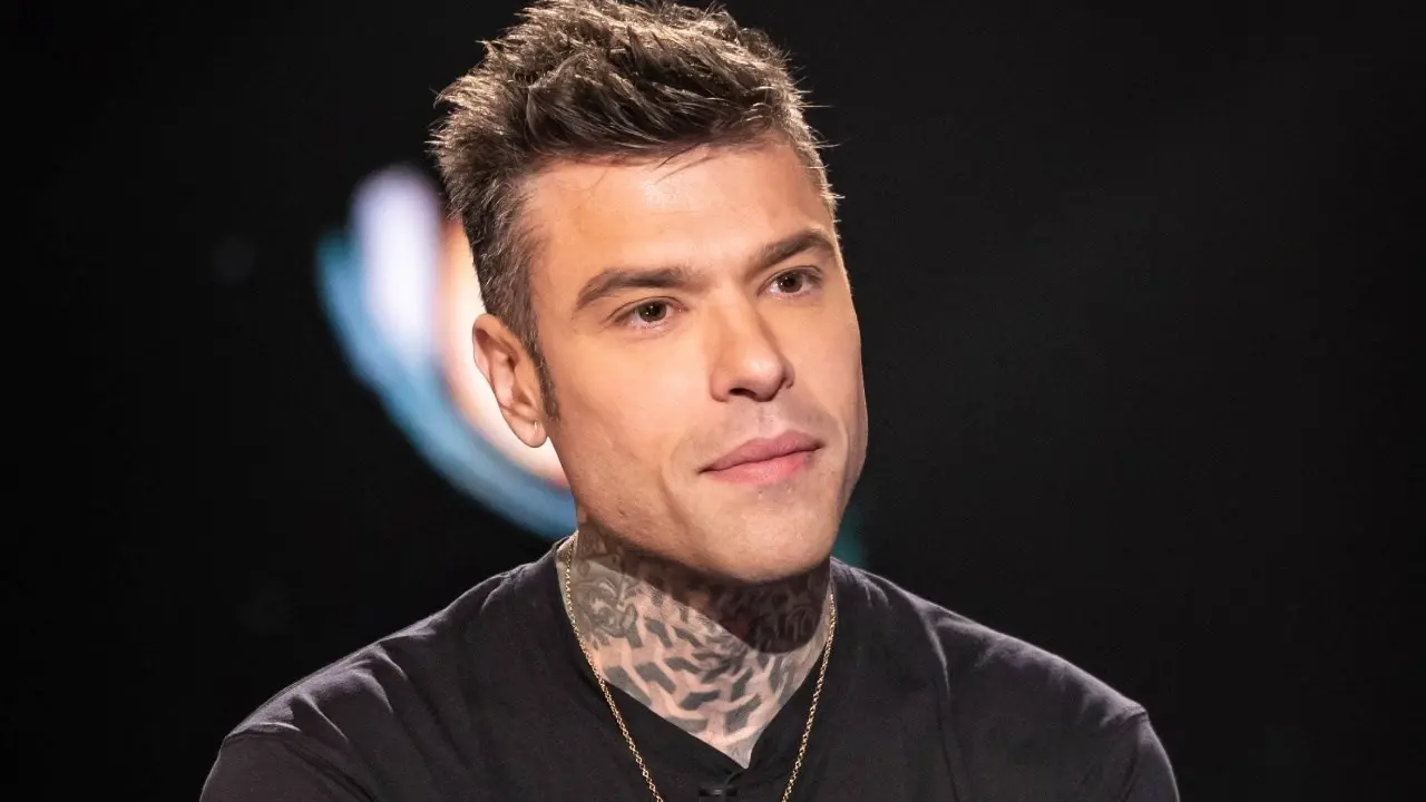 Aggressione al personal trainer dei vip Iovino a Milano: Fedez indagato per rissa, lesioni e percosse