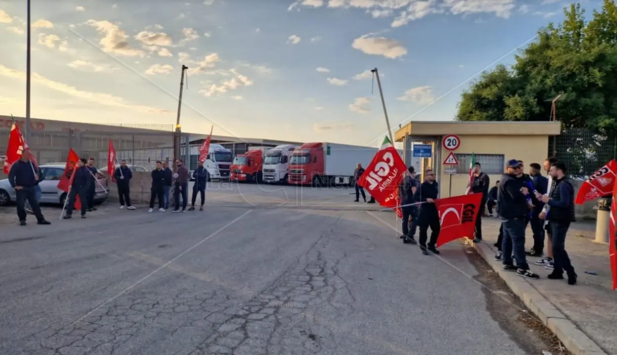 Corigliano-Rossano, dipendenti della cooperativa 3 Emme in protesta: chiesto il reintegro di un collega e migliori condizioni di lavoro