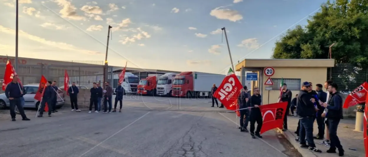 Corigliano-Rossano, dipendenti della cooperativa 3 Emme in protesta: chiesto il reintegro di un collega e migliori condizioni di lavoro
