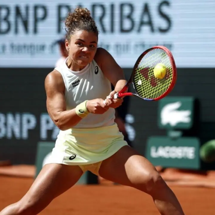 Roland Garros, eroica Paolini batte la Rybakina e conquista la semifinale: da lunedì sarà numero 10 al mondo