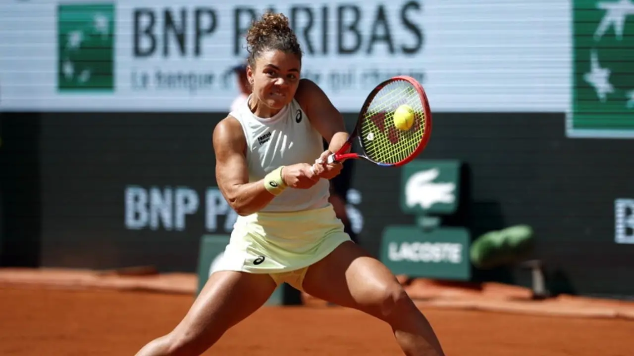 Roland Garros, eroica Paolini batte la Rybakina e conquista la semifinale: da lunedì sarà numero 10 al mondo