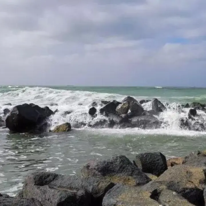Travolta dalle onde del mare e sbattuta contro gli scogli, muore donna vicino Roma